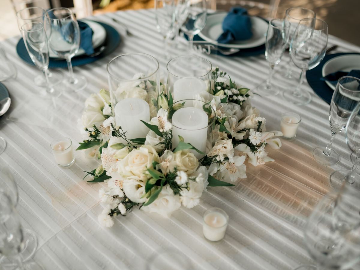 Candlelit wedding table with white flowers and glassware